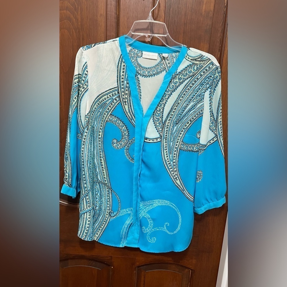 New York & Company women’s blue and white paisley print 3/4 sleeve cuffed size M